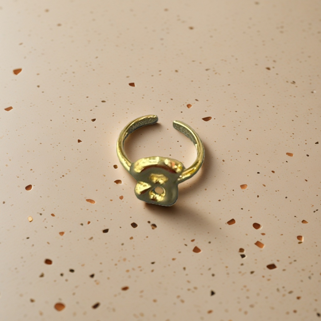 The golden ring is a fashionable and versatile lady's ring with exquisite polishing, suitable for daily commutes and dates