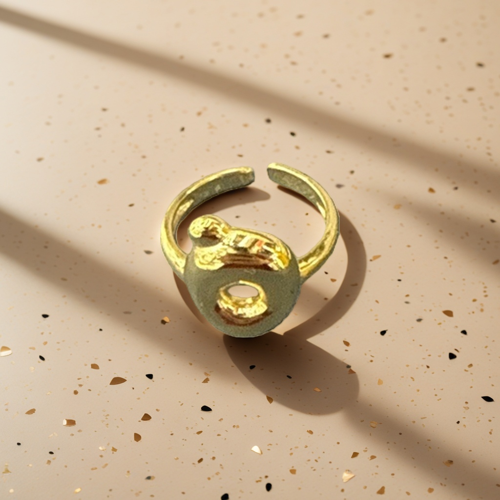 A simple and fashionable gold ring for ladies, a pure silver gold-plated ring with 18K gold texture details Picture