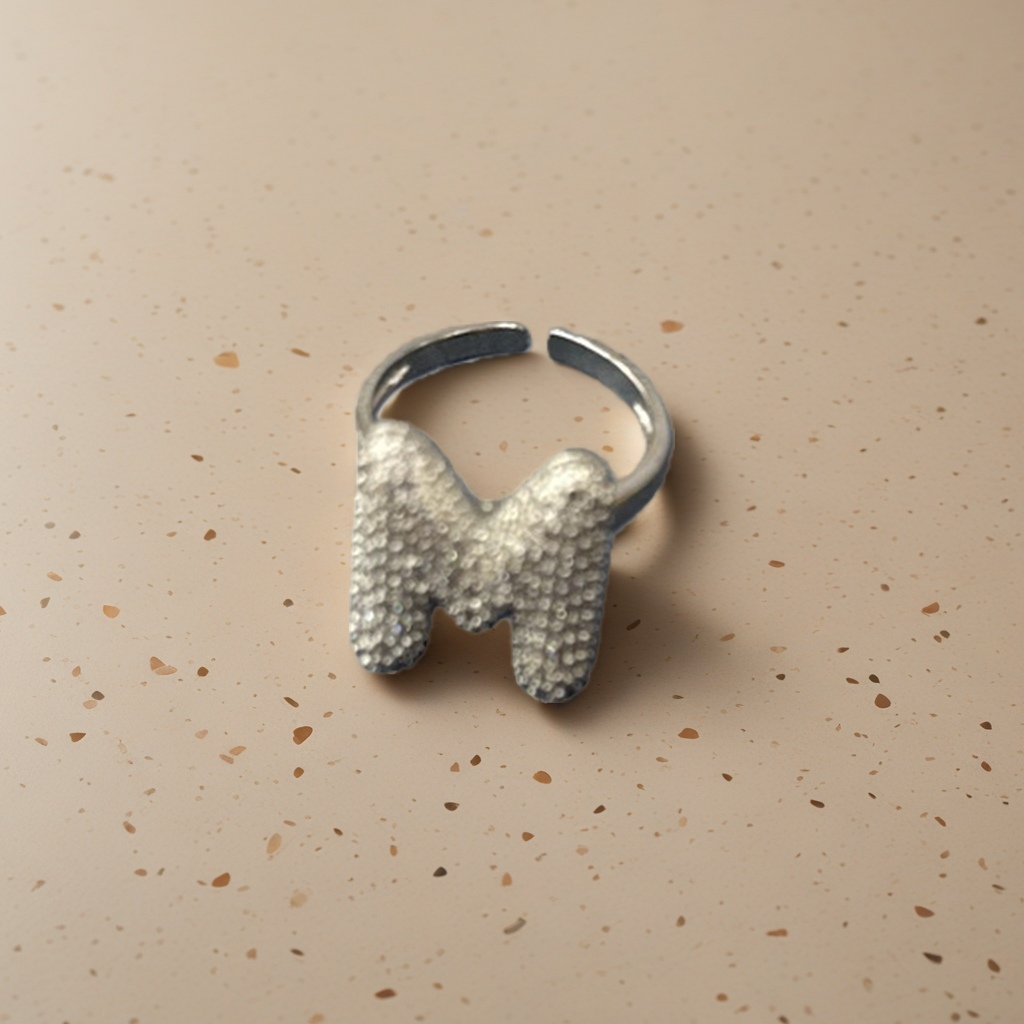Украшенная бриллиантовой буквой "м кольцо" details Picture