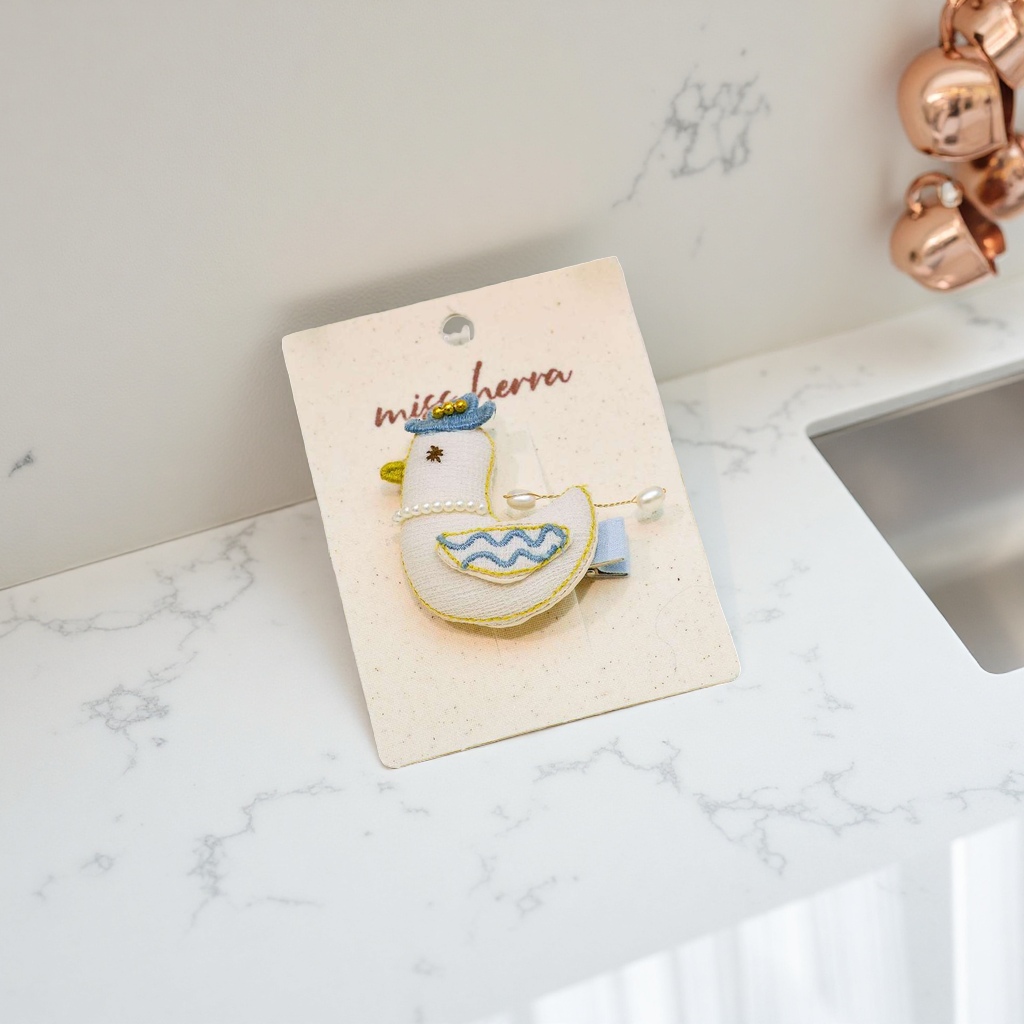 The embroidered duck hairpin is a cute cartoon headwear for girls. The metal buckle is anti-slip and not easy to fall off Specification image