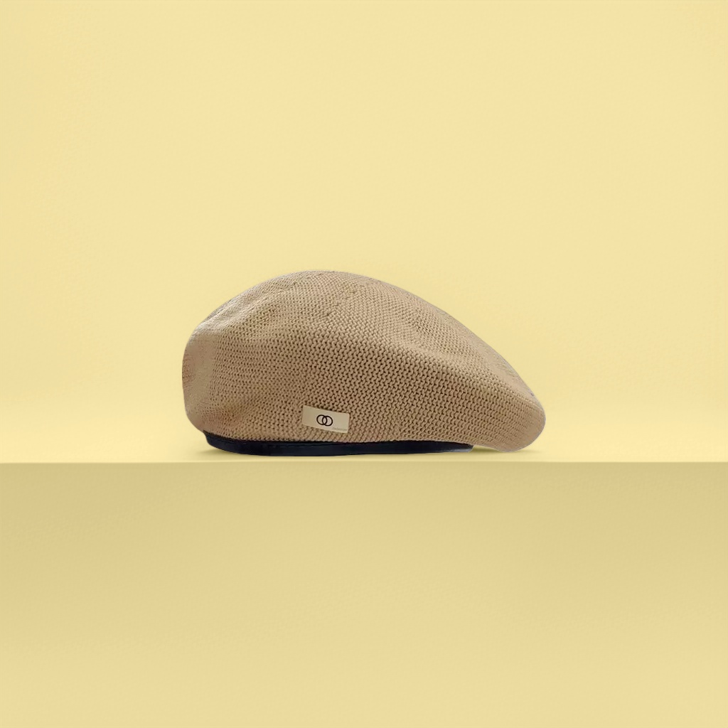 Black berets are fashionable, versatile, slimming and face-enhancing accessories for autumn and winter