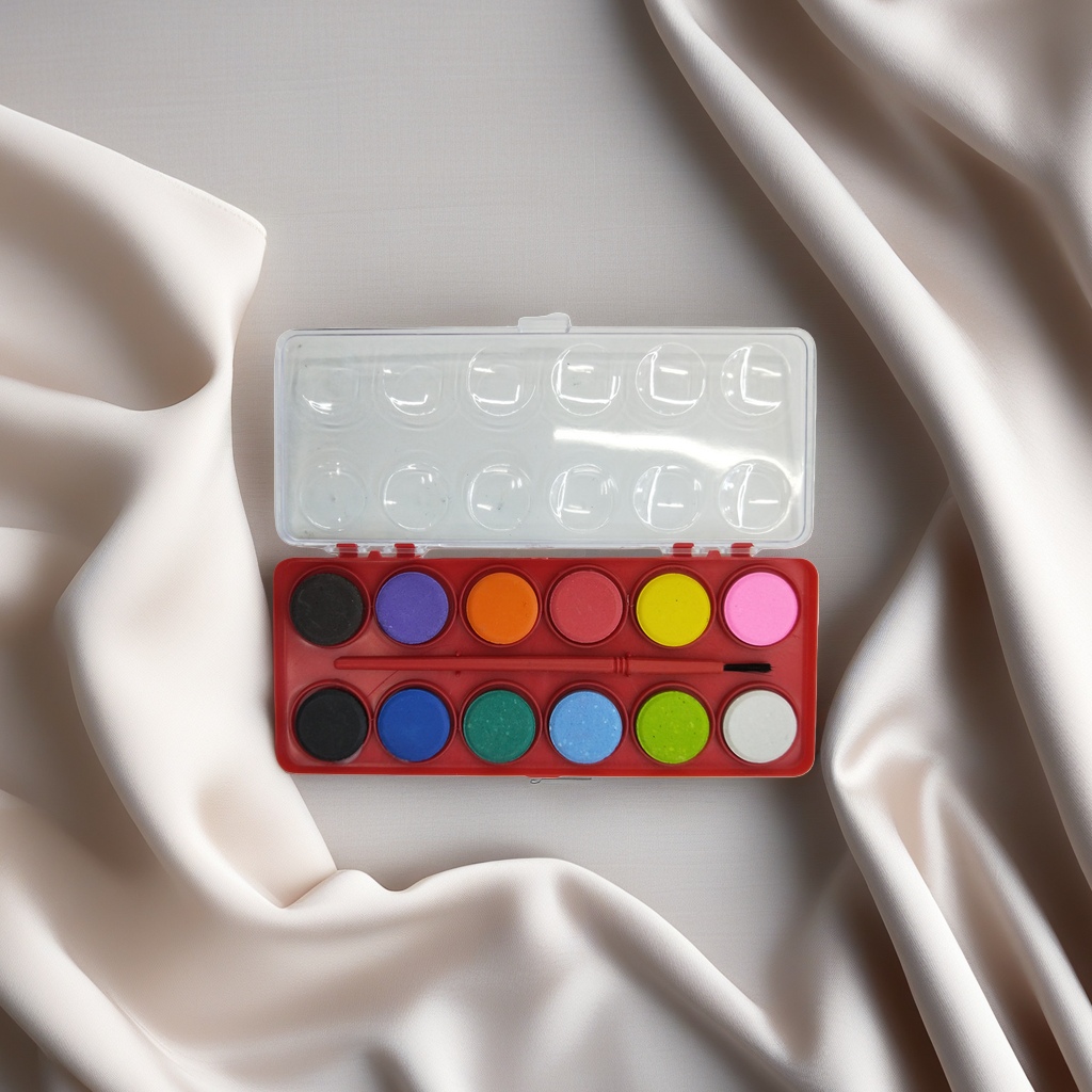 The watercolor palette is made of thickened PP material and has 12 compartments that can be stacked. It is a professional art palette Application Scenario