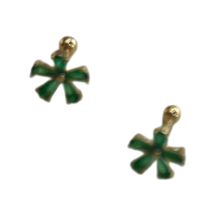 Green four-leaf clover stud earrings, fashionable and simple, pure silver anti-allergy earrings Item Picture