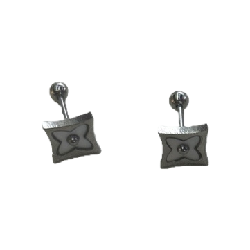 Silver square stud earrings are fashionable, simple and versatile earrings Item Picture