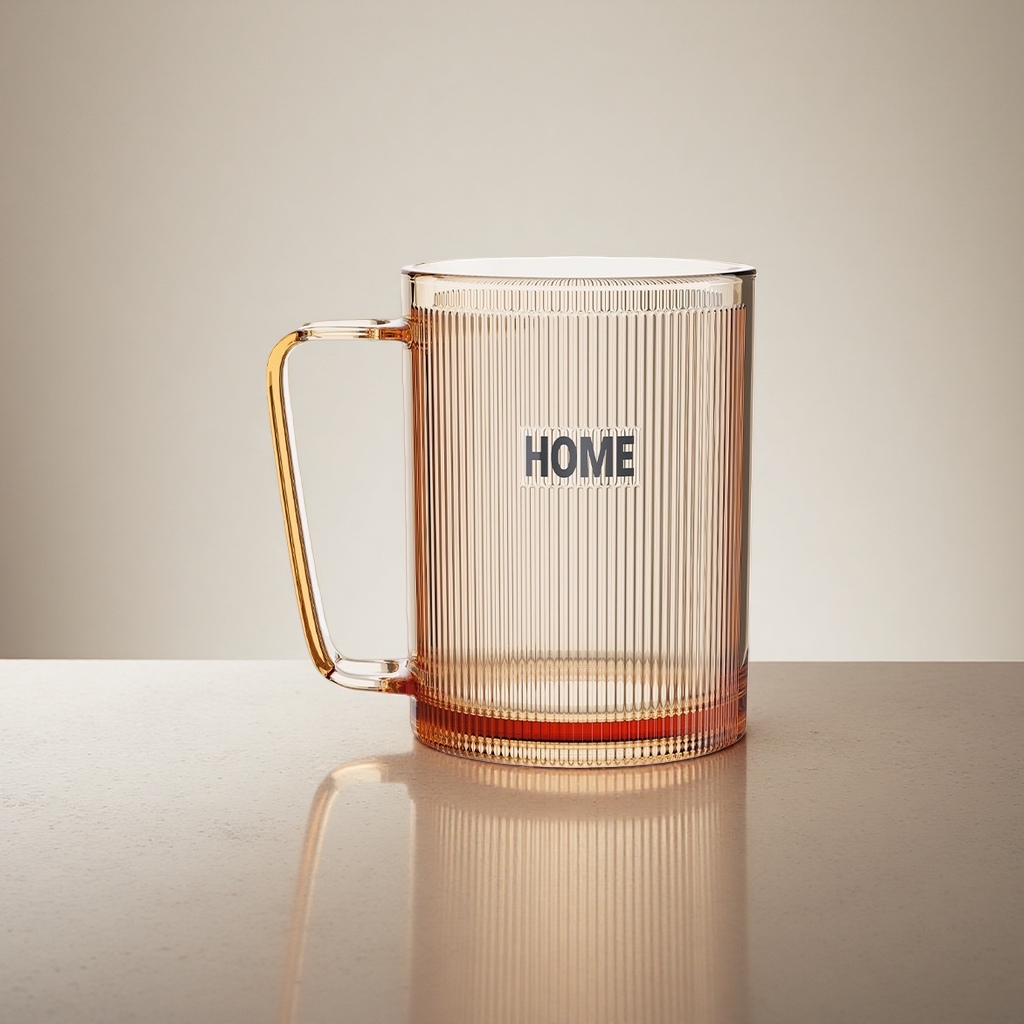 透明琥珀色带竖条纹的玻璃杯，杯身印有“HOME”字样，带有把手。产品图