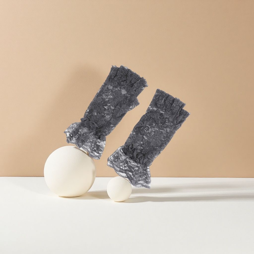 The black lace gloves are a fashionable and slimming accessory for ladies' dinner parties