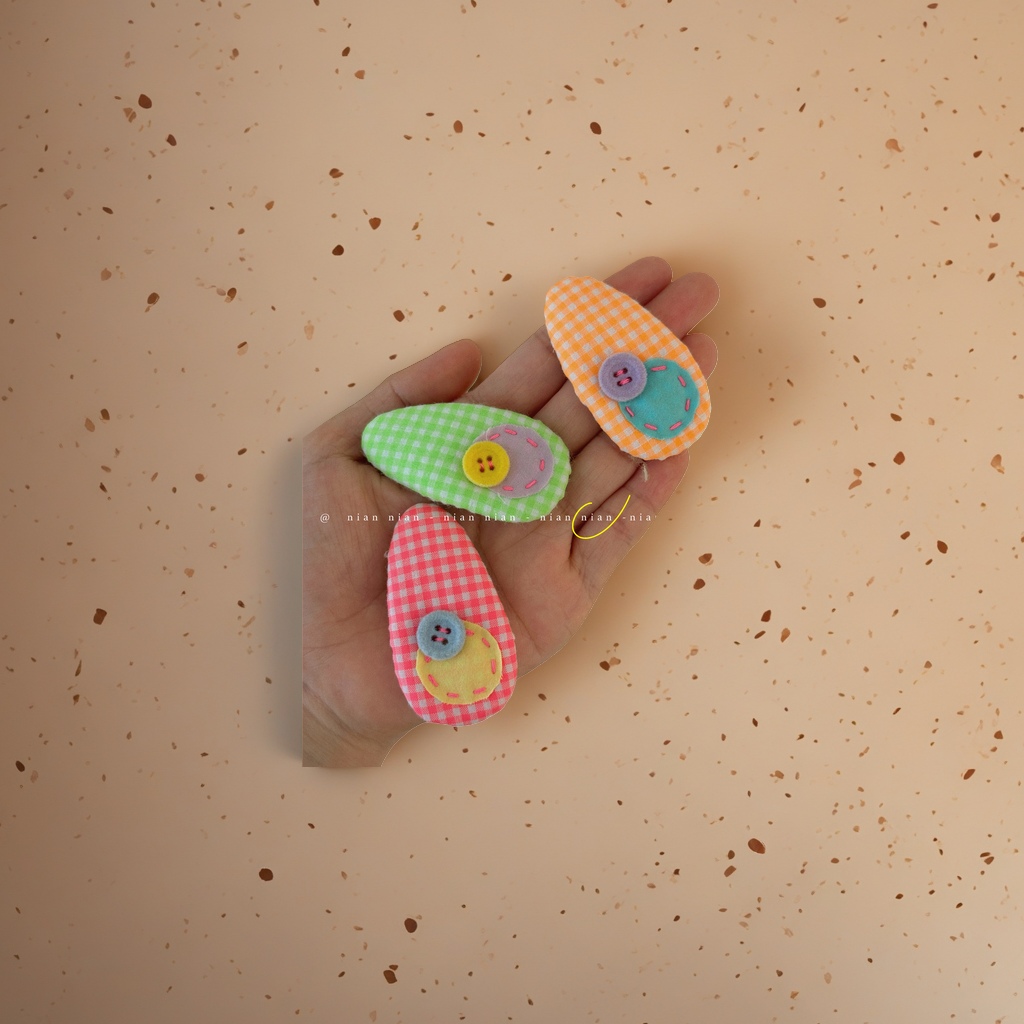 A pair of cute handcrafted fabric hair clips and bow hair accessories for girls Specification image