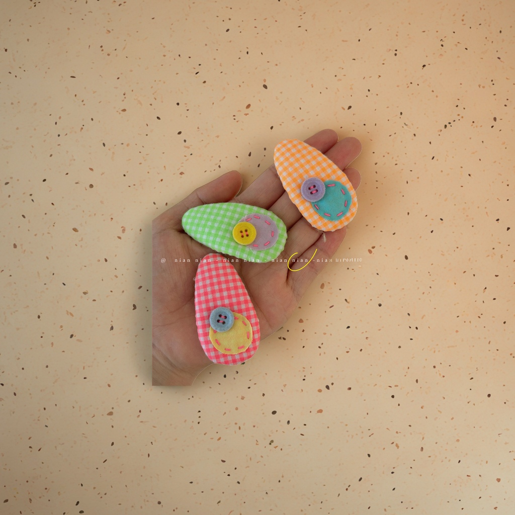 A pair of cute handcrafted fabric hair clips and bow hair accessories for girls details Picture