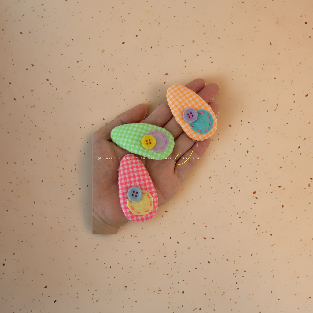 A pair of cute handcrafted fabric hair clips and bow hair accessories for girls Application Scenario
