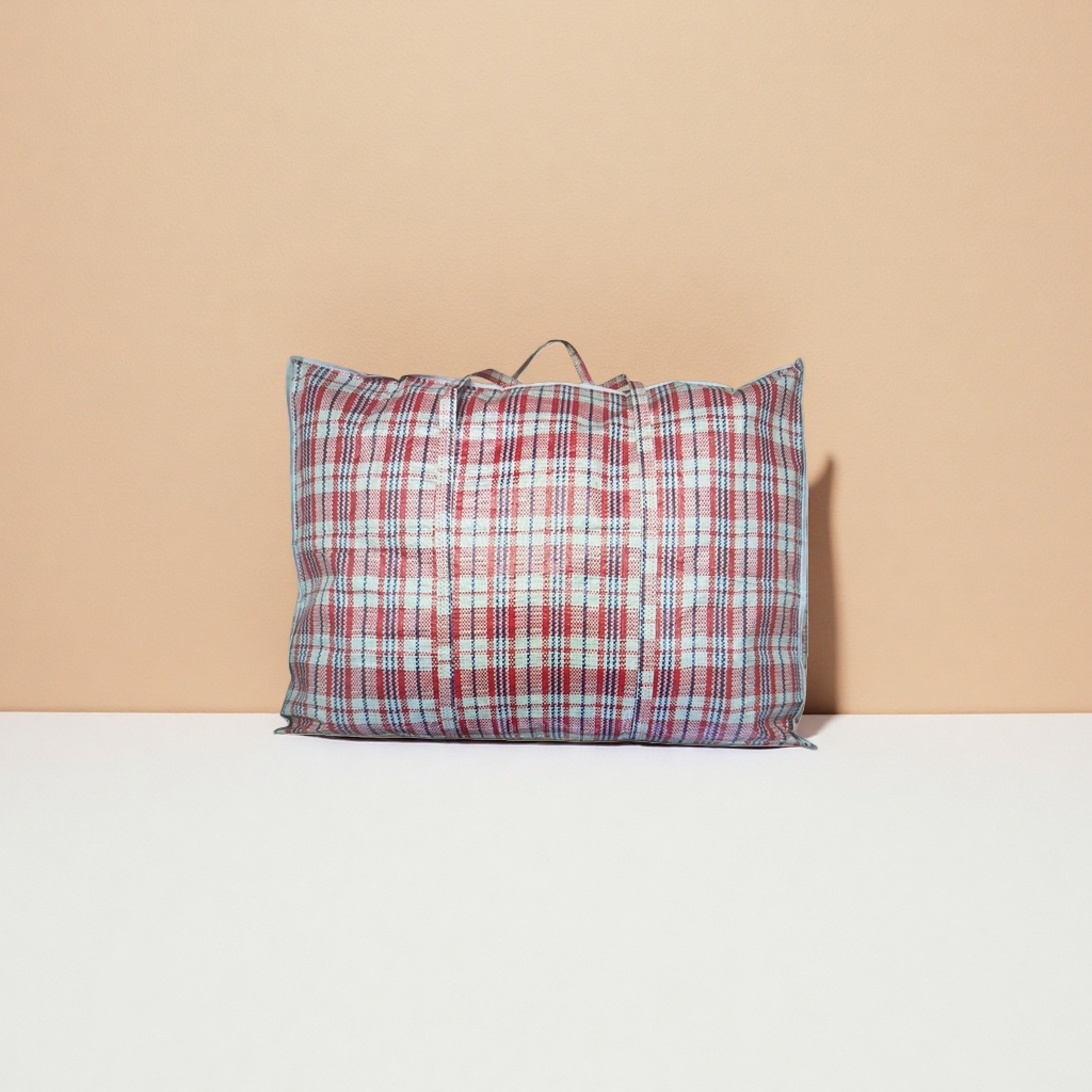 The checkered pattern travel bag is a lightweight, large-capacity, waterproof and wear-resistant short-distance travel handbag