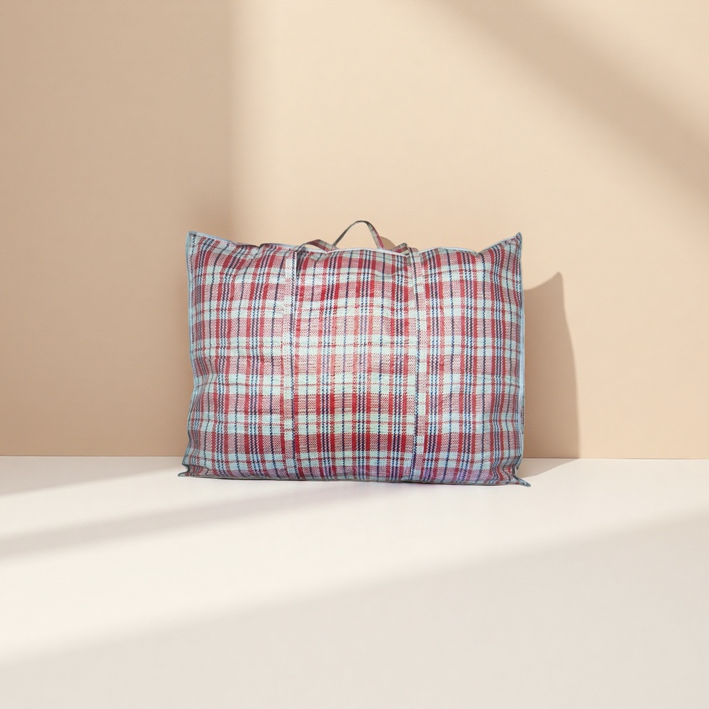 The checkered pattern travel bag is a lightweight, large-capacity, waterproof and wear-resistant short-distance travel handbag Application Scenario