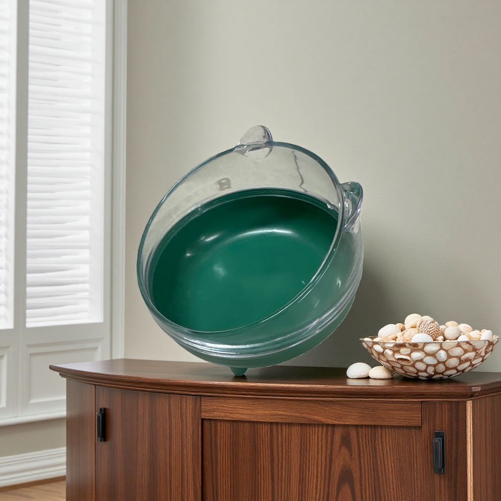 The green ceramic bowl is a simple household meal bowl for holding rice and vegetables. It is heat-resistant and can be used in a microwave oven The green ceramic bowl is a simple household meal bowl for holding rice and vegetables. It is heat-resistant and can be used in a microwave oven