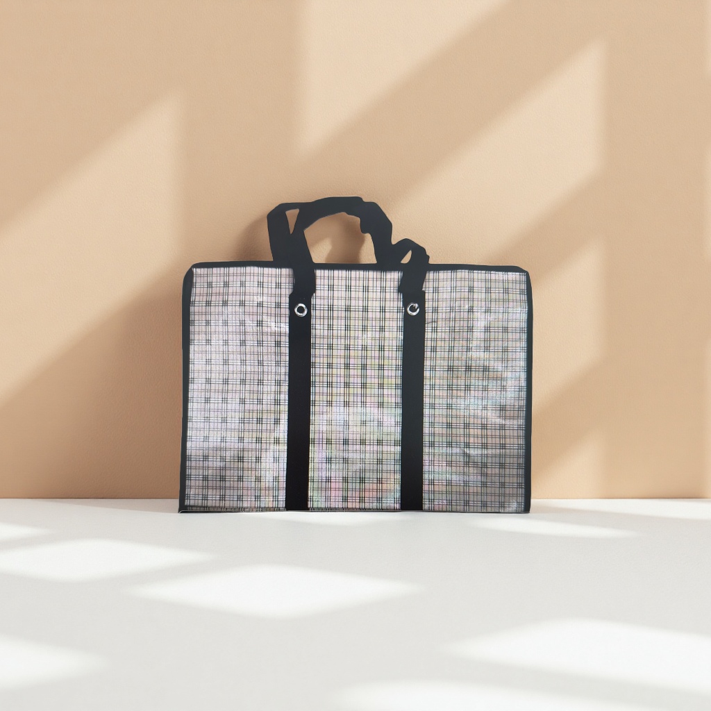 The checkered pattern handbag is a fashionable and retro cotton and linen material, a lightweight shopping bag for daily commuting