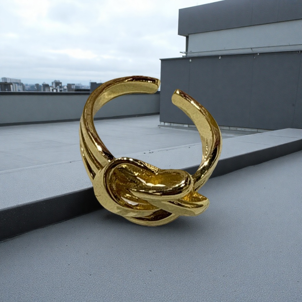 A simple and fashionable golden ring for both men and women, a light luxury and versatile accessory