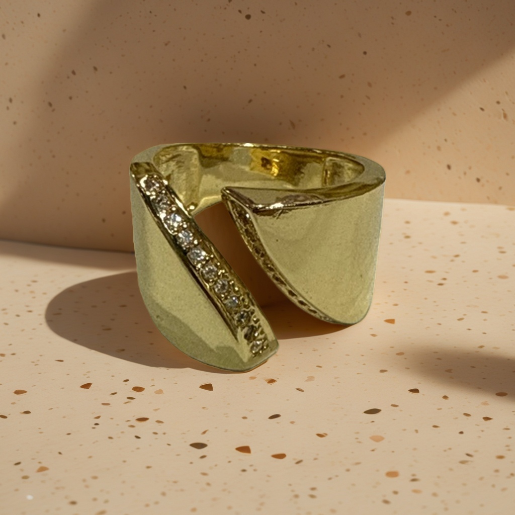 The 18K gold-plated golden ring is a light luxury one that ladies wear daily with a plain ring details Picture
