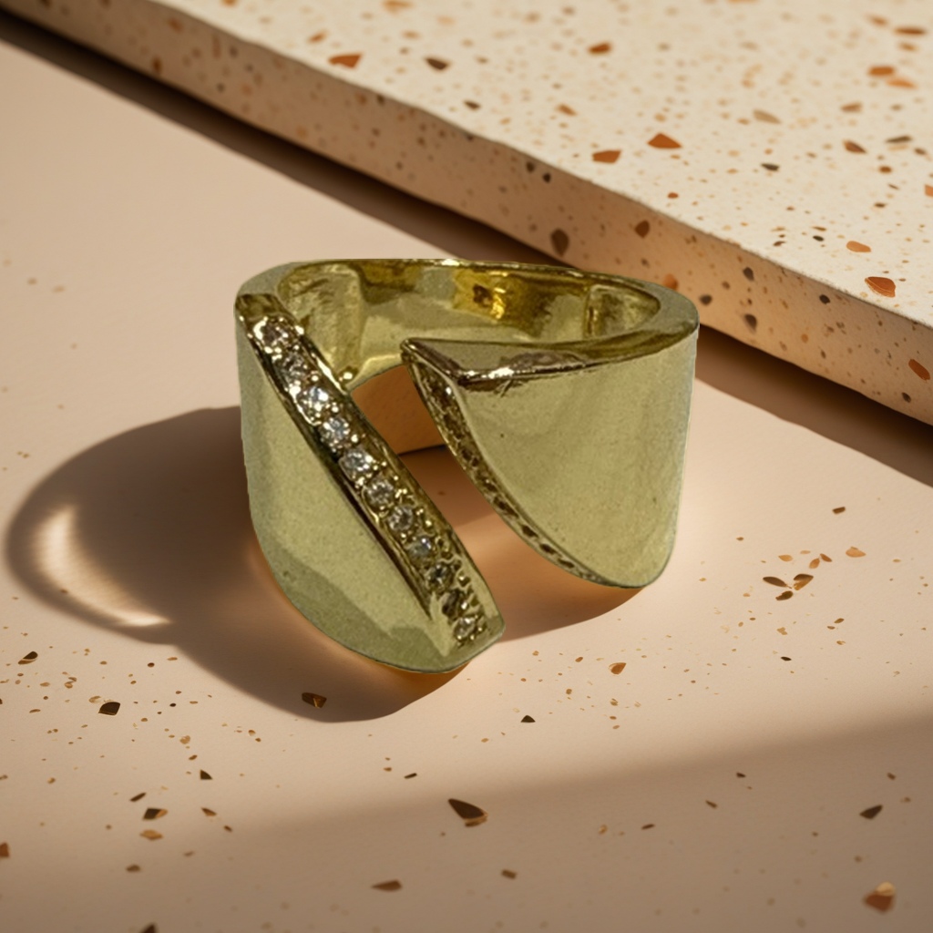 The 18K gold-plated golden ring is a light luxury one that ladies wear daily with a plain ring Application Scenario