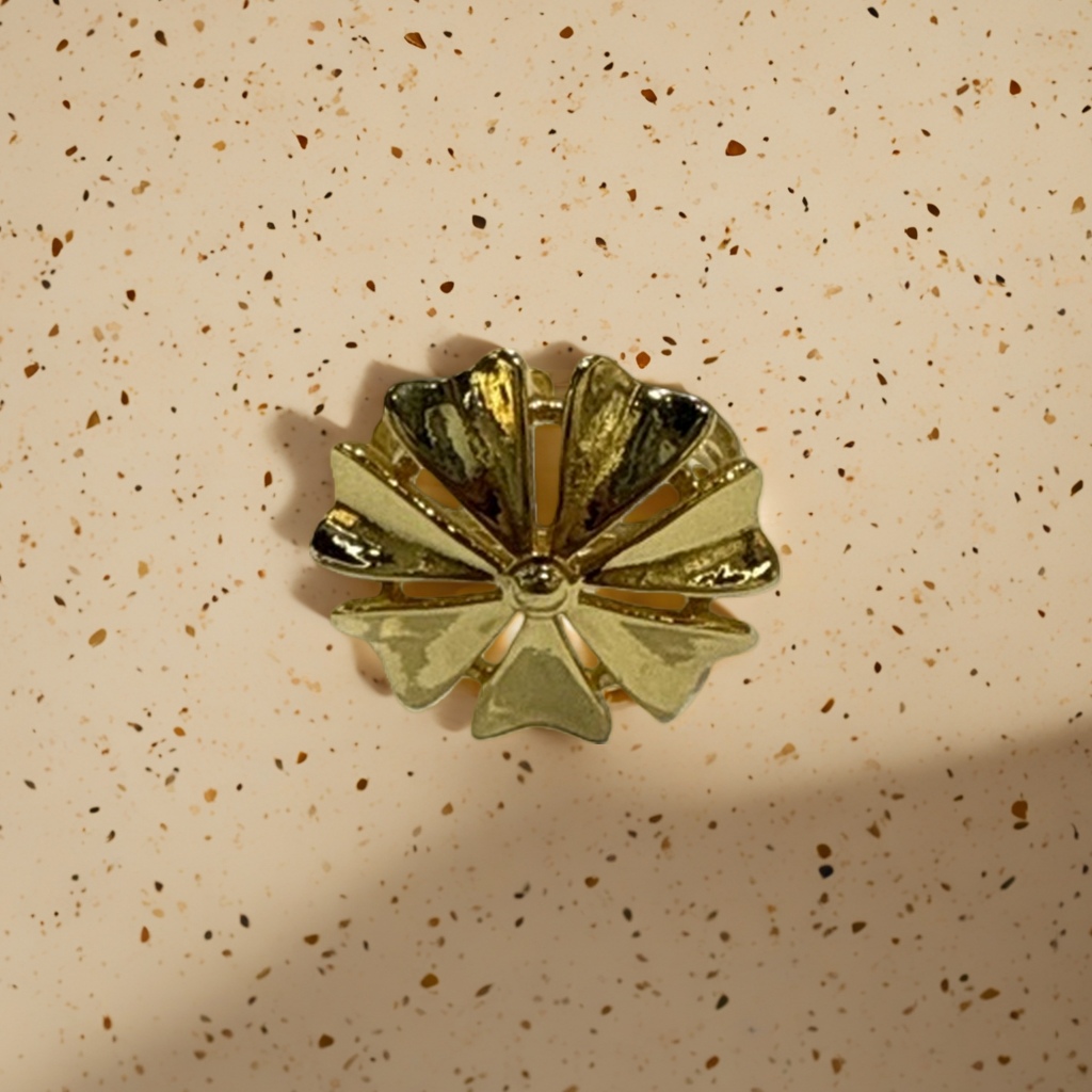 A golden flower-shaped ring is a fashionable and simple ladies' ring