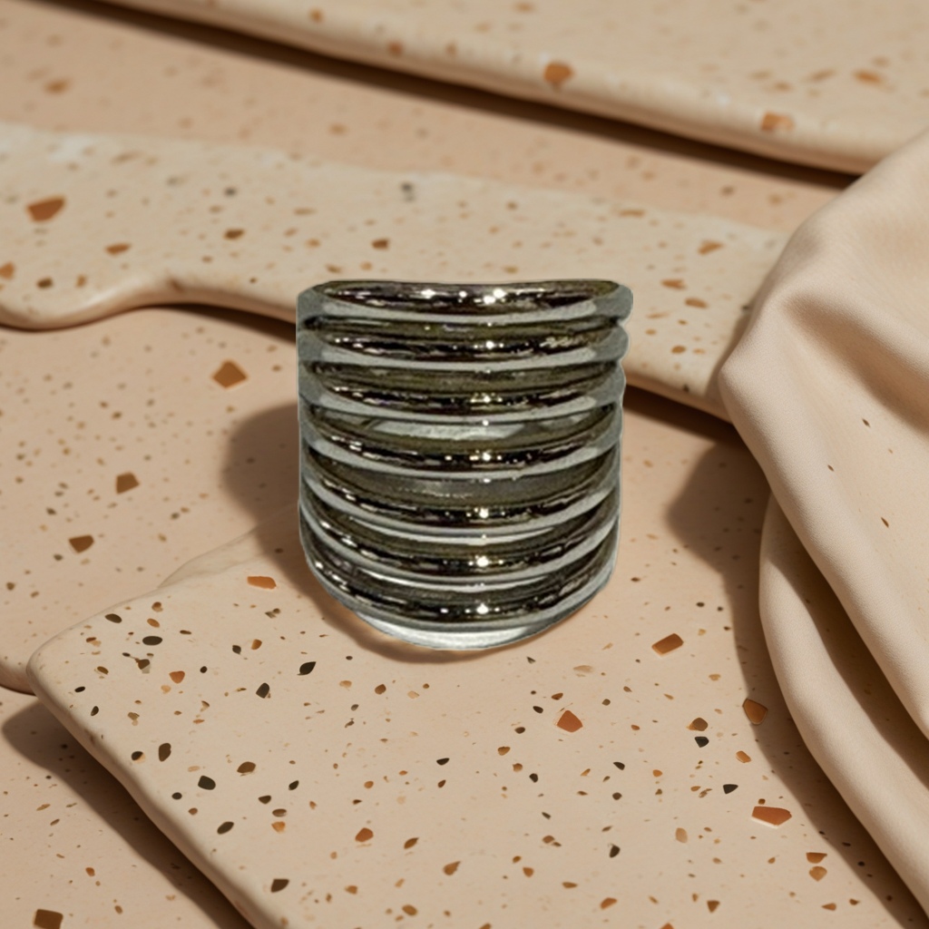 A fashionable and simple metallic texture ring