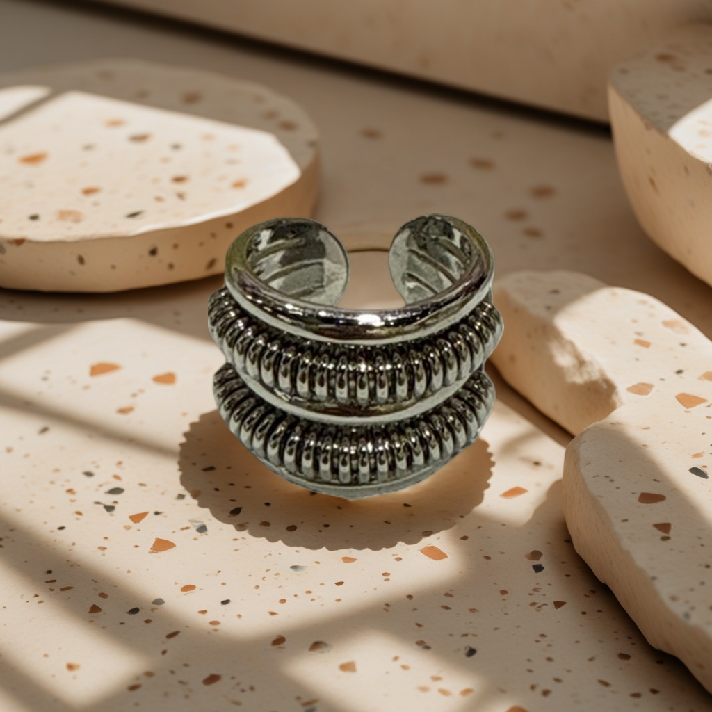 Metal rings are simple, fashionable and versatile, suitable for both women and men