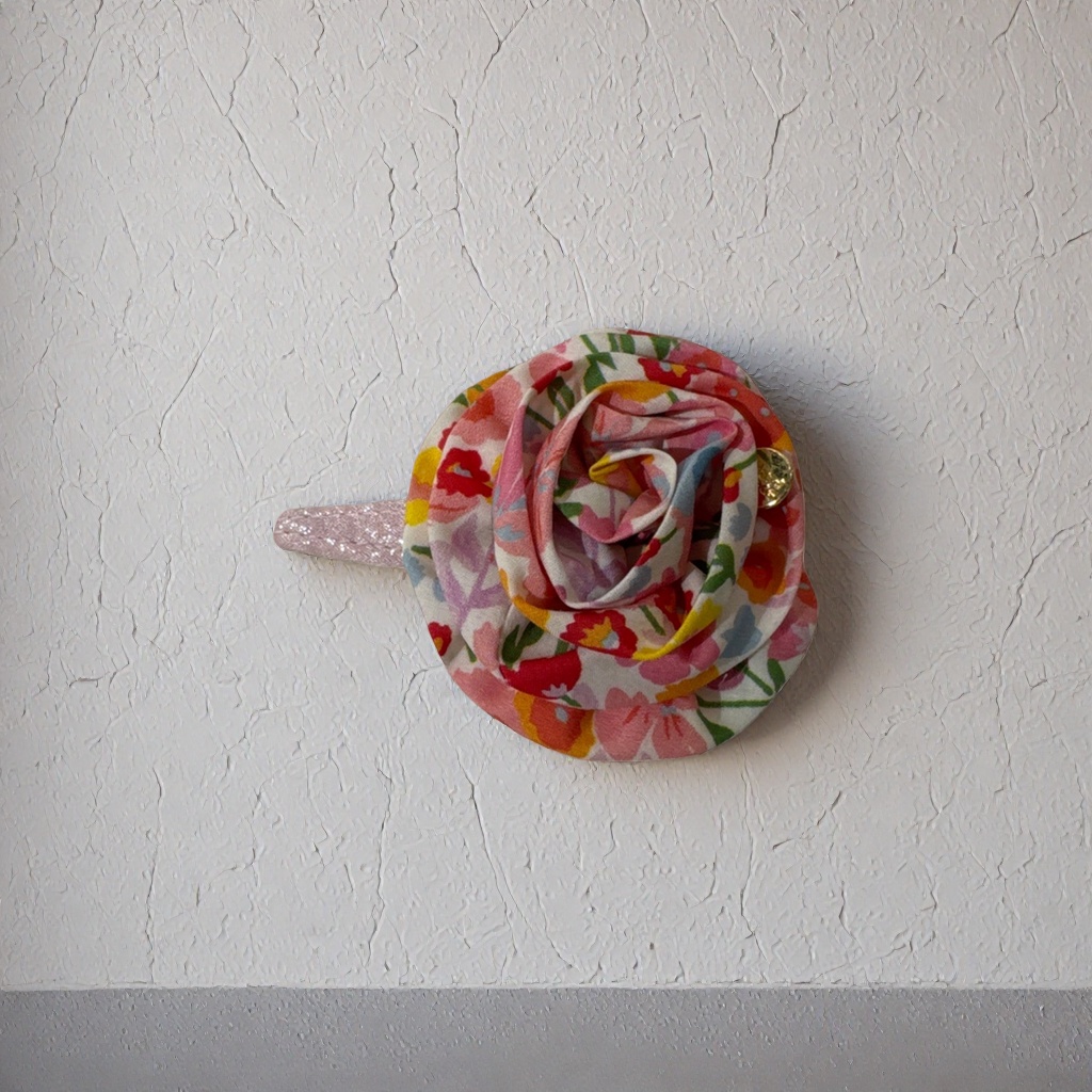 Floral pattern hairpins, sweet and retro headwear, suitable for both girls and adults Application Scenario