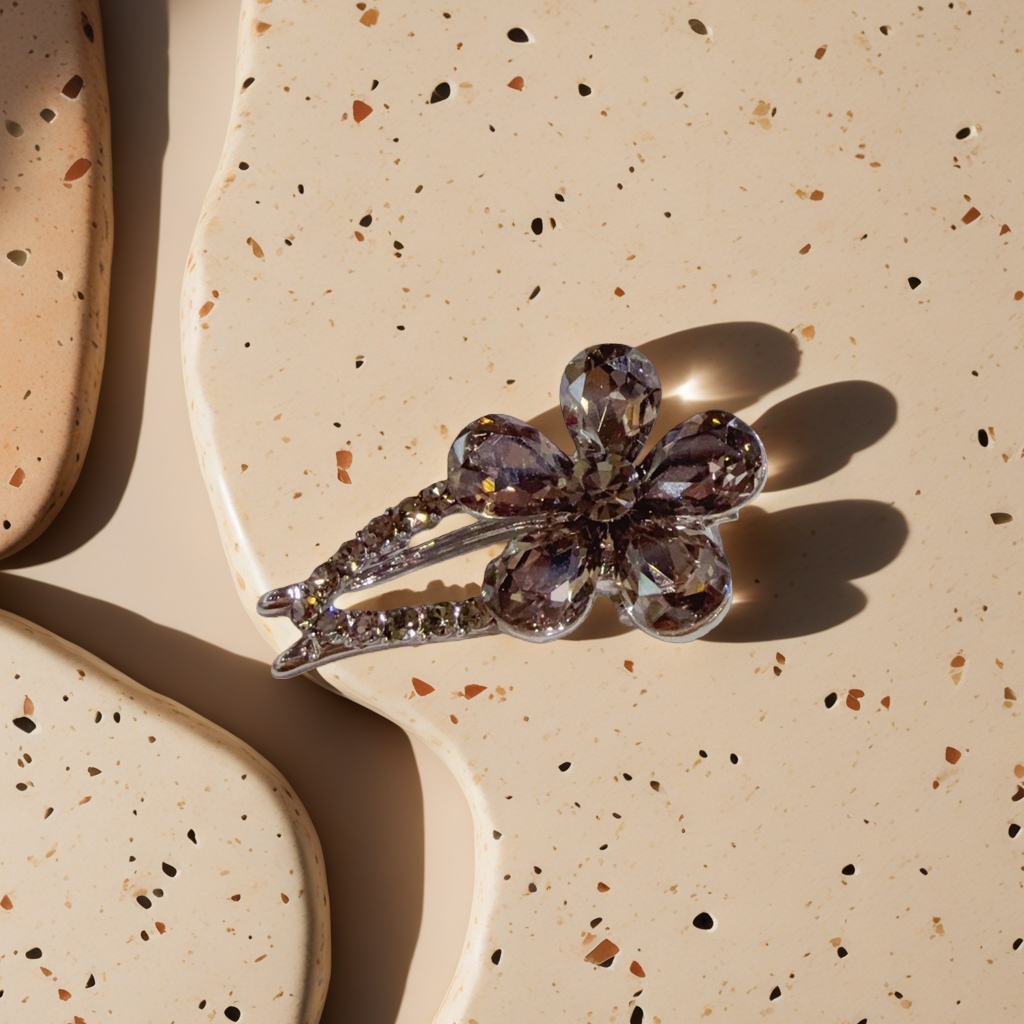 Flower-shaped hairpins are sweet and cute headwear suitable for both girls and adults Specification image