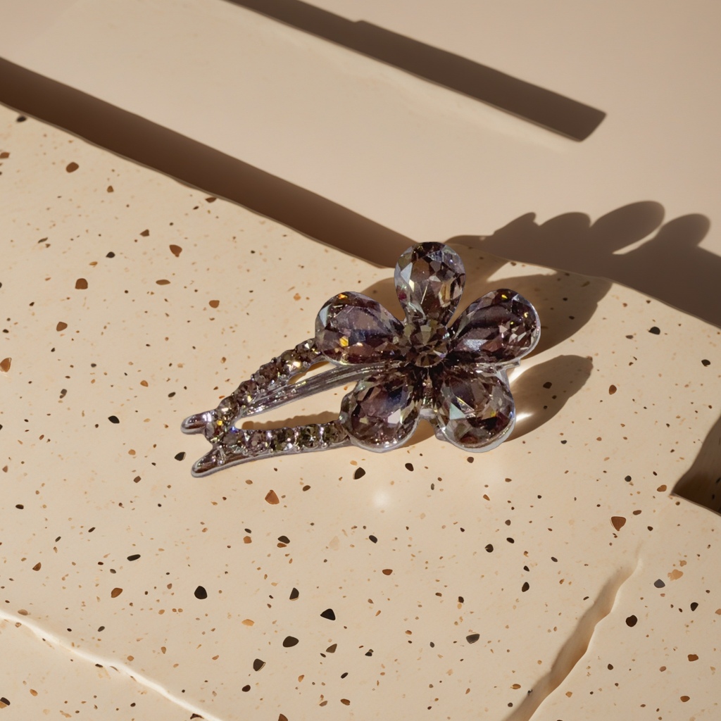 Flower-shaped hairpins are sweet and cute headwear suitable for both girls and adults Application Scenario