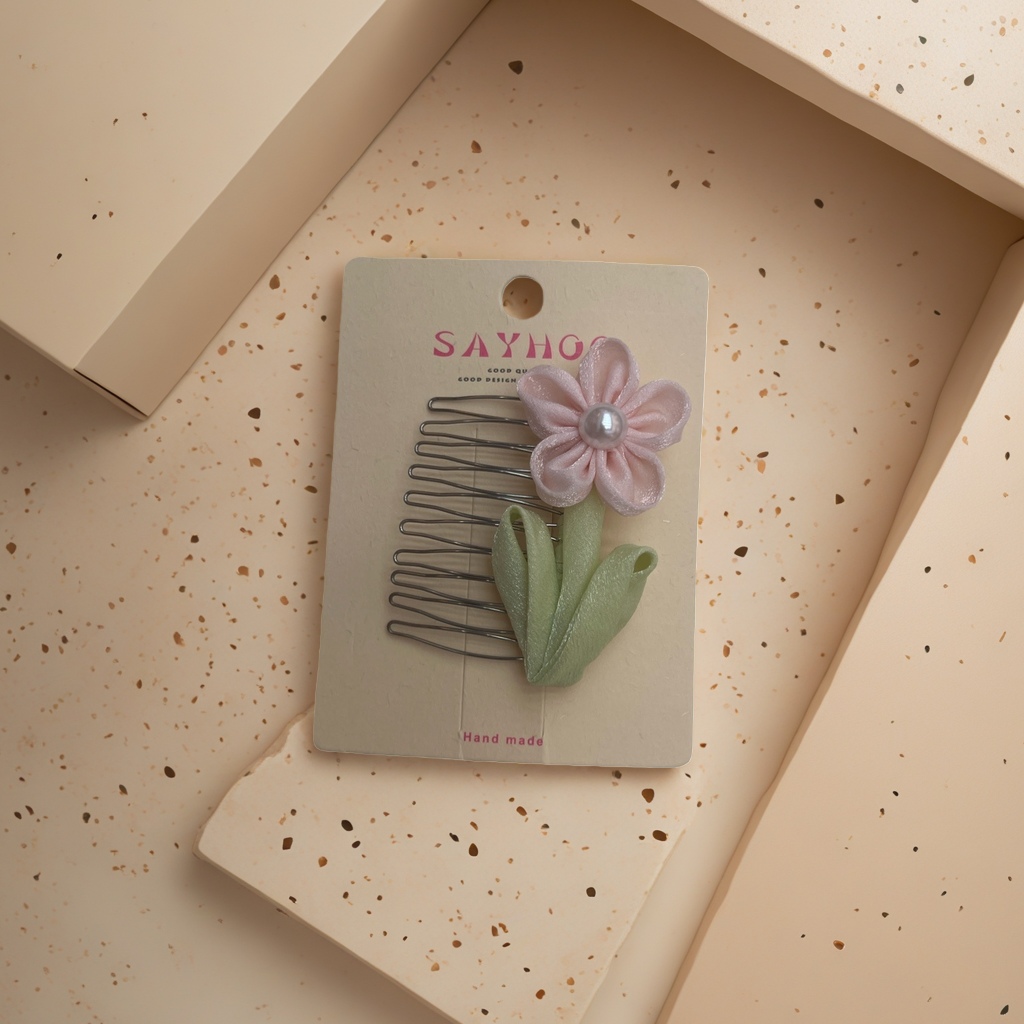 This hair accessory and comb set is fashionable and simple. It can be used as both a comb and a head accessory for ladies Application Scenario