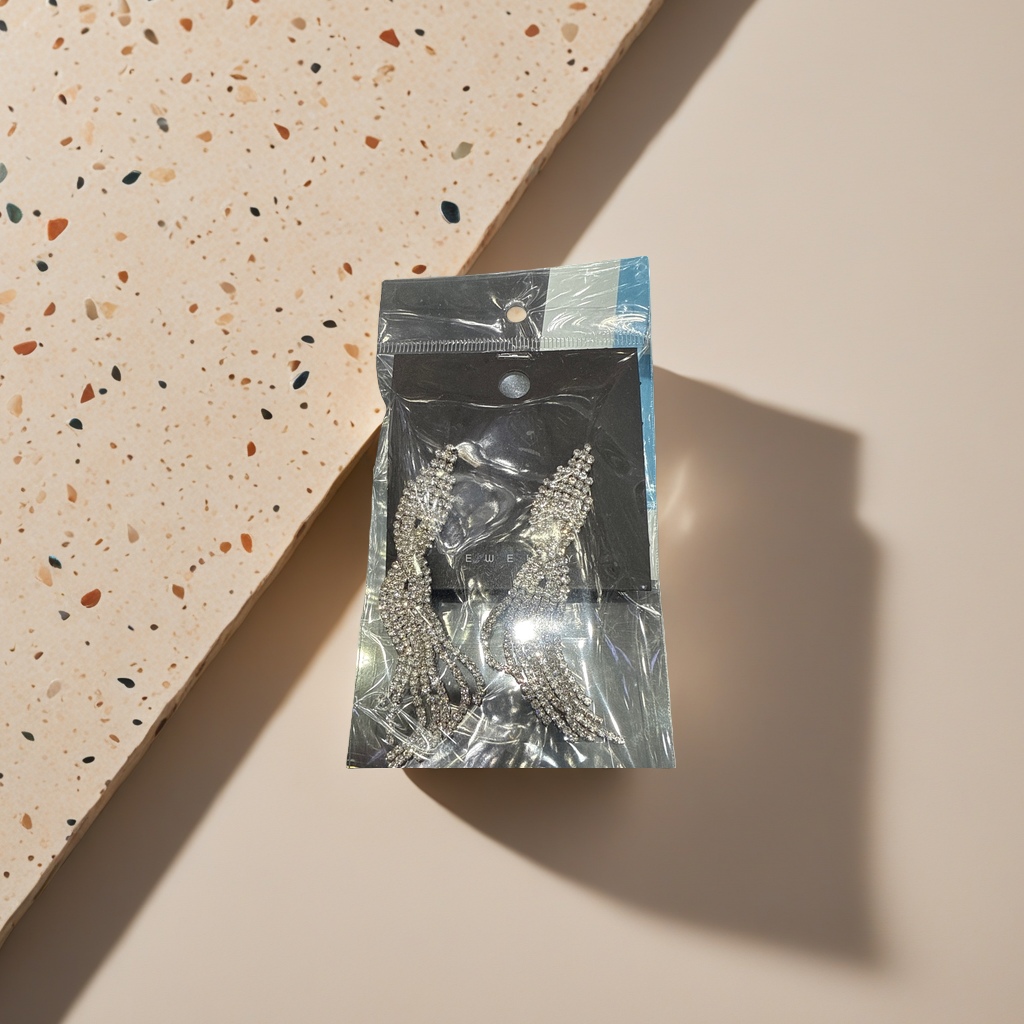闪亮的耳环主体 时尚简约百搭耳饰