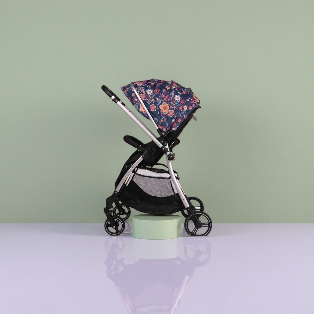 High-view bidirectional baby stroller, lightweight and foldable, can be sat on or lay on, newborn baby stroller Application Scenario