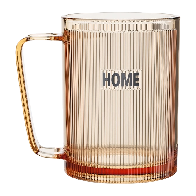 透明琥珀色带竖条纹的玻璃杯，杯身印有“HOME”字样，带有把手。白底实物图