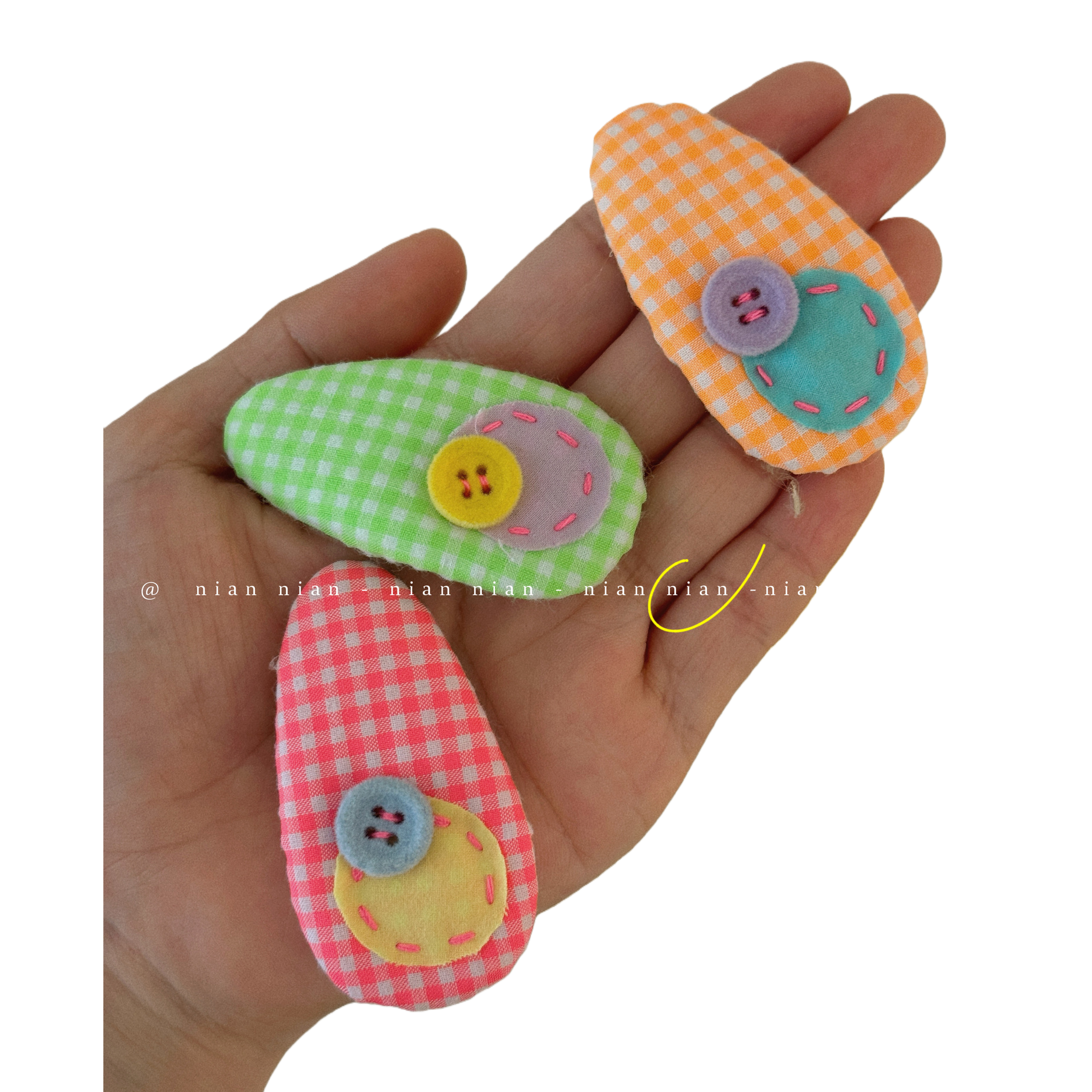 A pair of cute handcrafted fabric hair clips and bow hair accessories for girls Item Picture