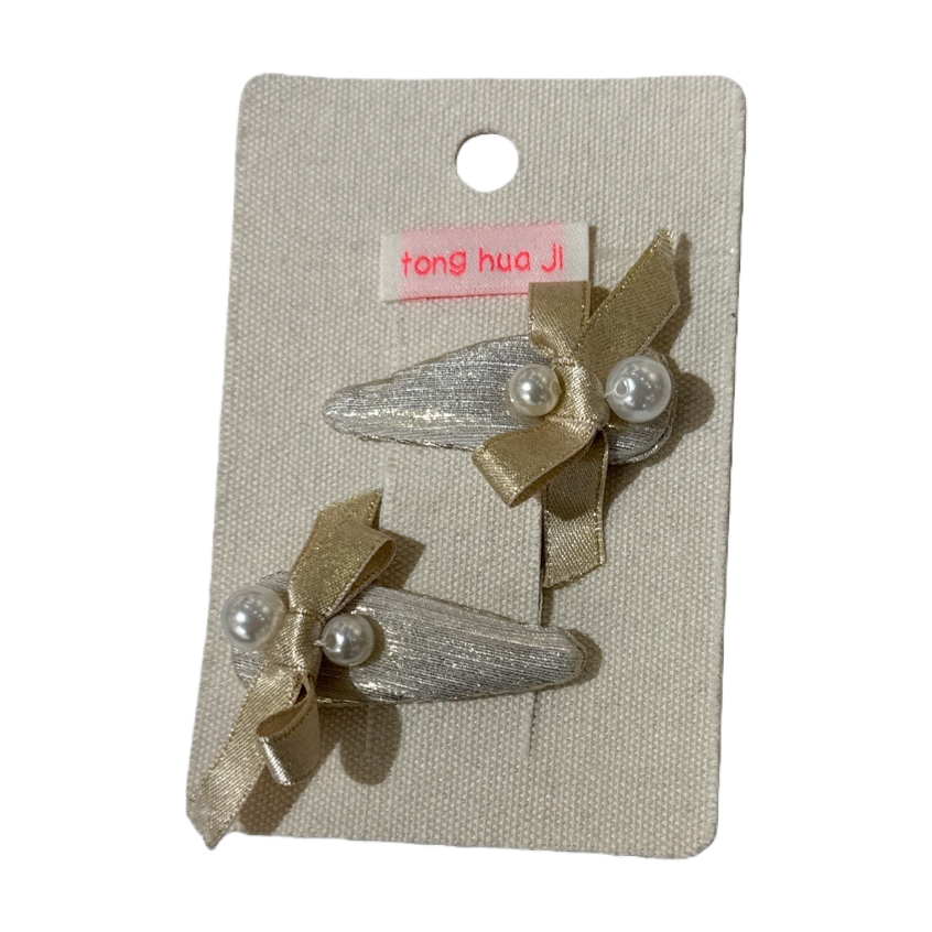 A pair of fashionable and simple hair clips with a metallic texture, anti-slip and won't damage your hair Item Picture
