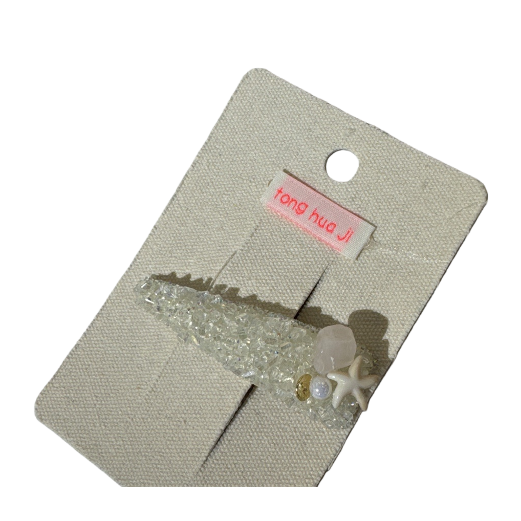 A fashionable and simple hair clip set with a metallic texture and double hair clips Item Picture