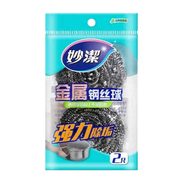 不锈钢金属钢丝球，主体为妙洁品牌包装袋内的两颗黑色钢丝球，直径约6cm，重量约20g，包装上标注“强力除垢”、“不易掉丝/不易生锈”等特性。白底实物图