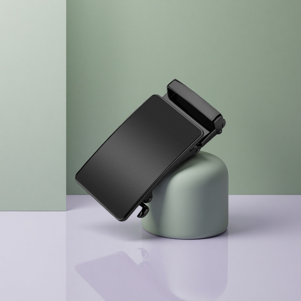 The black metal belt buckle is a fashionable, simple and versatile belt accessory