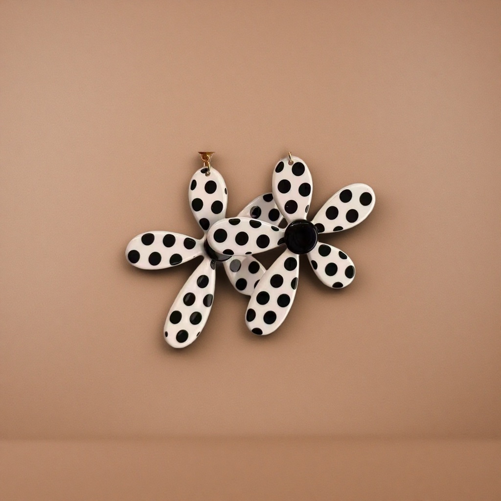 Black and white polka dot flower earrings, women's fashionable retro circular earrings, light luxury and niche design Application Scenario