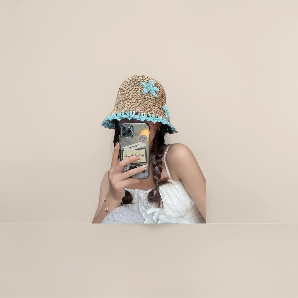 A wide-brimmed, fashionable and casual straw hat for women to protect themselves from the sun in summer Application Scenario