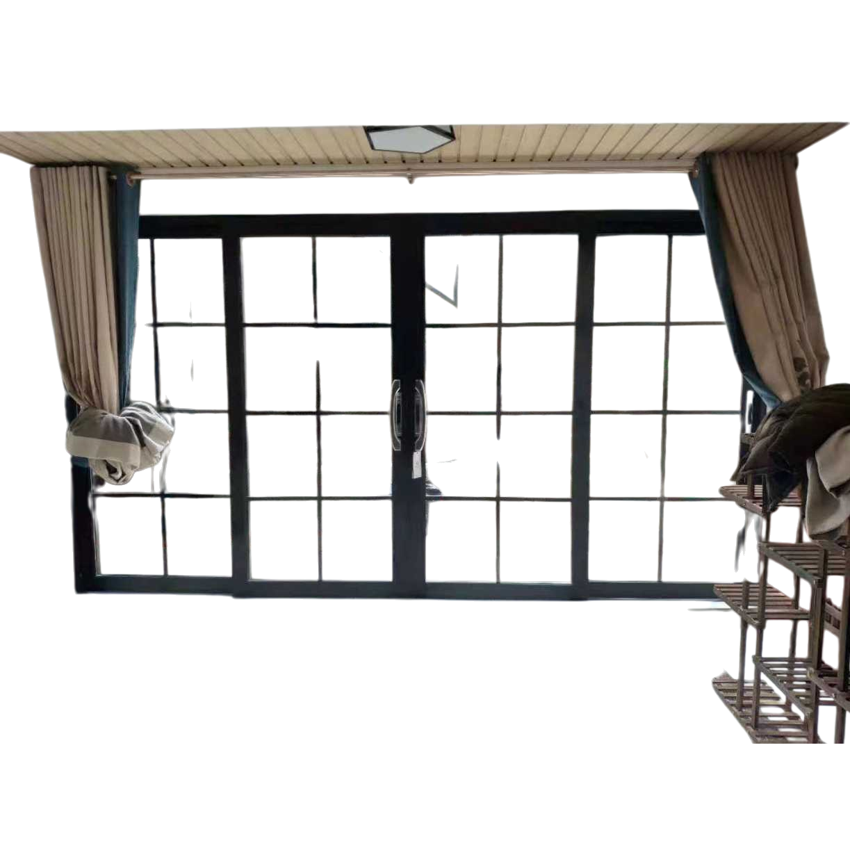 The interior space is designed with glass doors in combination with the courtyard landscape Item Picture