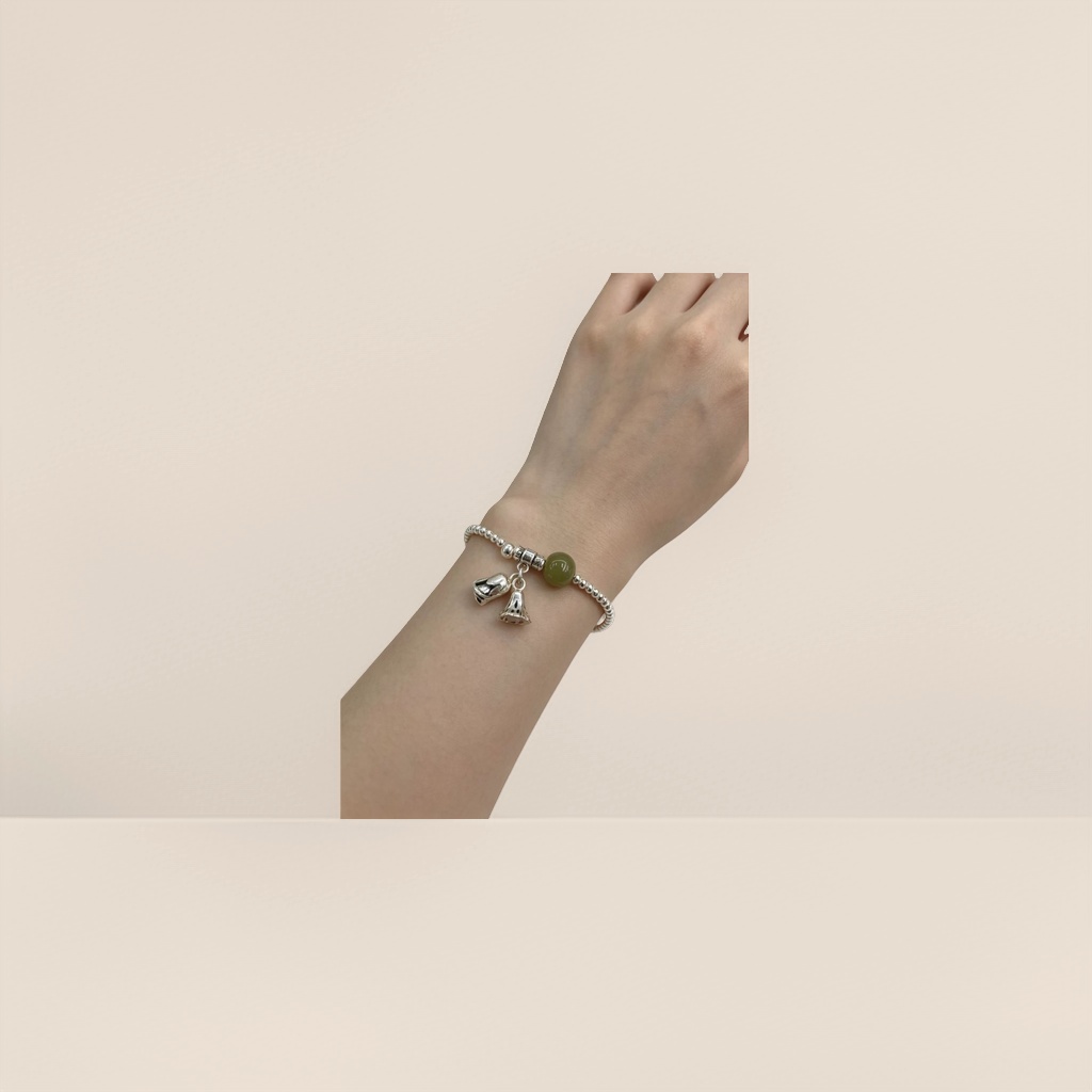 A simple, fashionable and versatile women's bracelet accessory Application Scenario