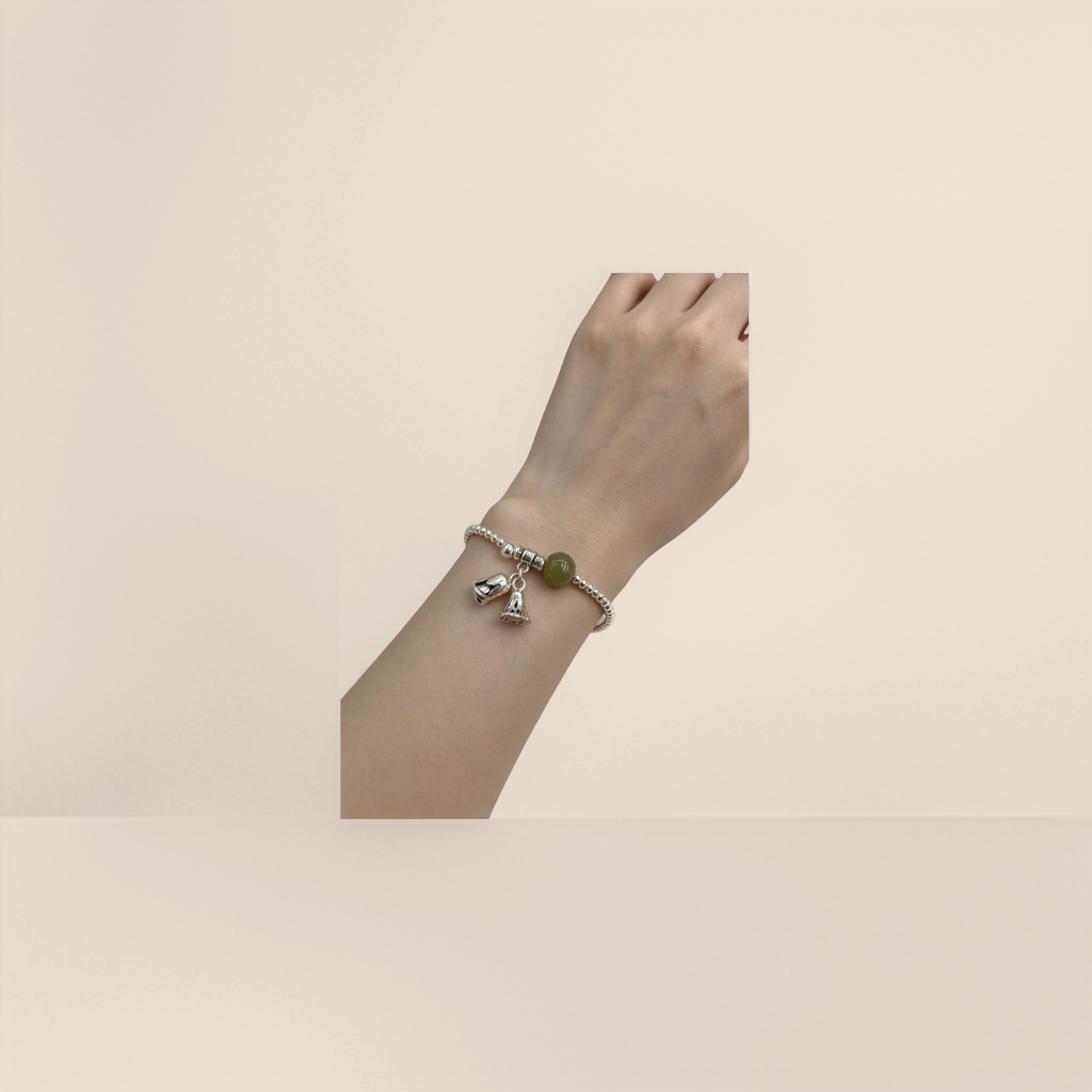 A simple, fashionable and versatile women's bracelet accessory