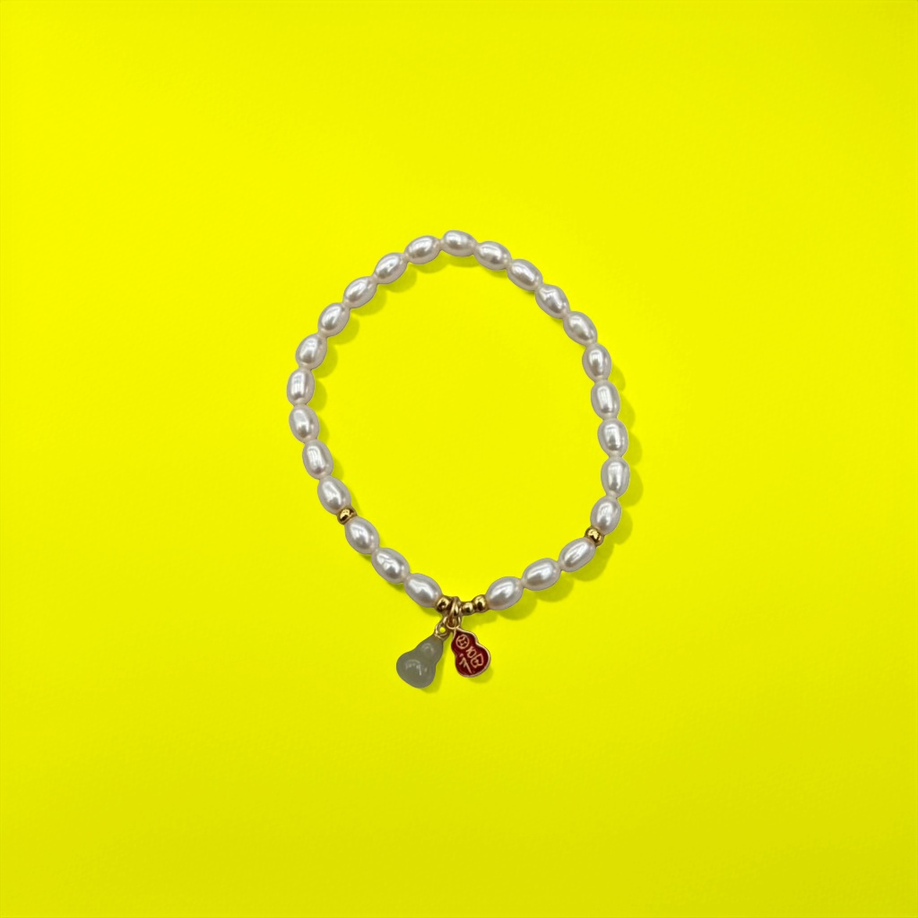 Natural pearl bracelets are simple, versatile and fashionable accessories for women