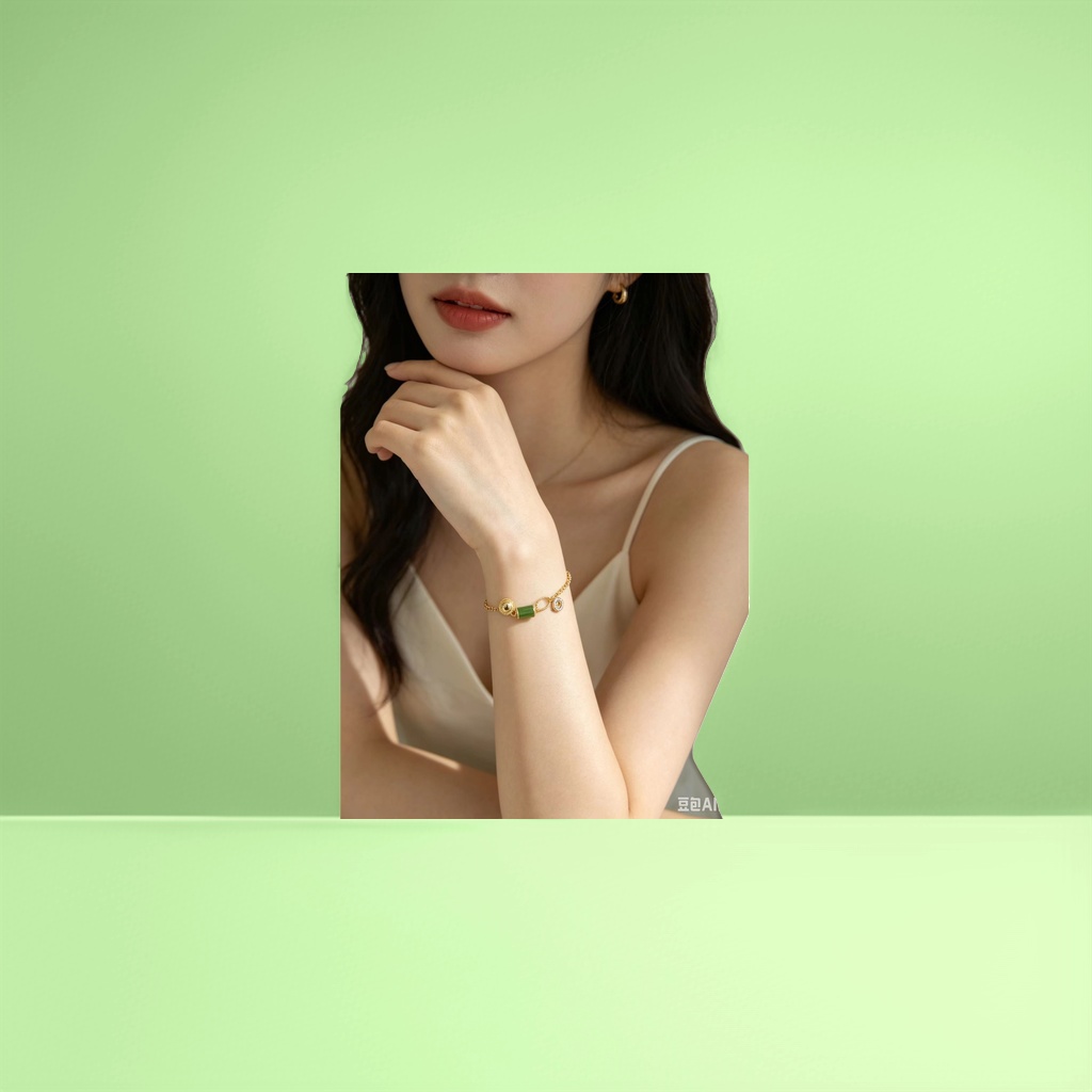 The golden bracelet with green gemstones for women's arm decoration is simple and fashionable
