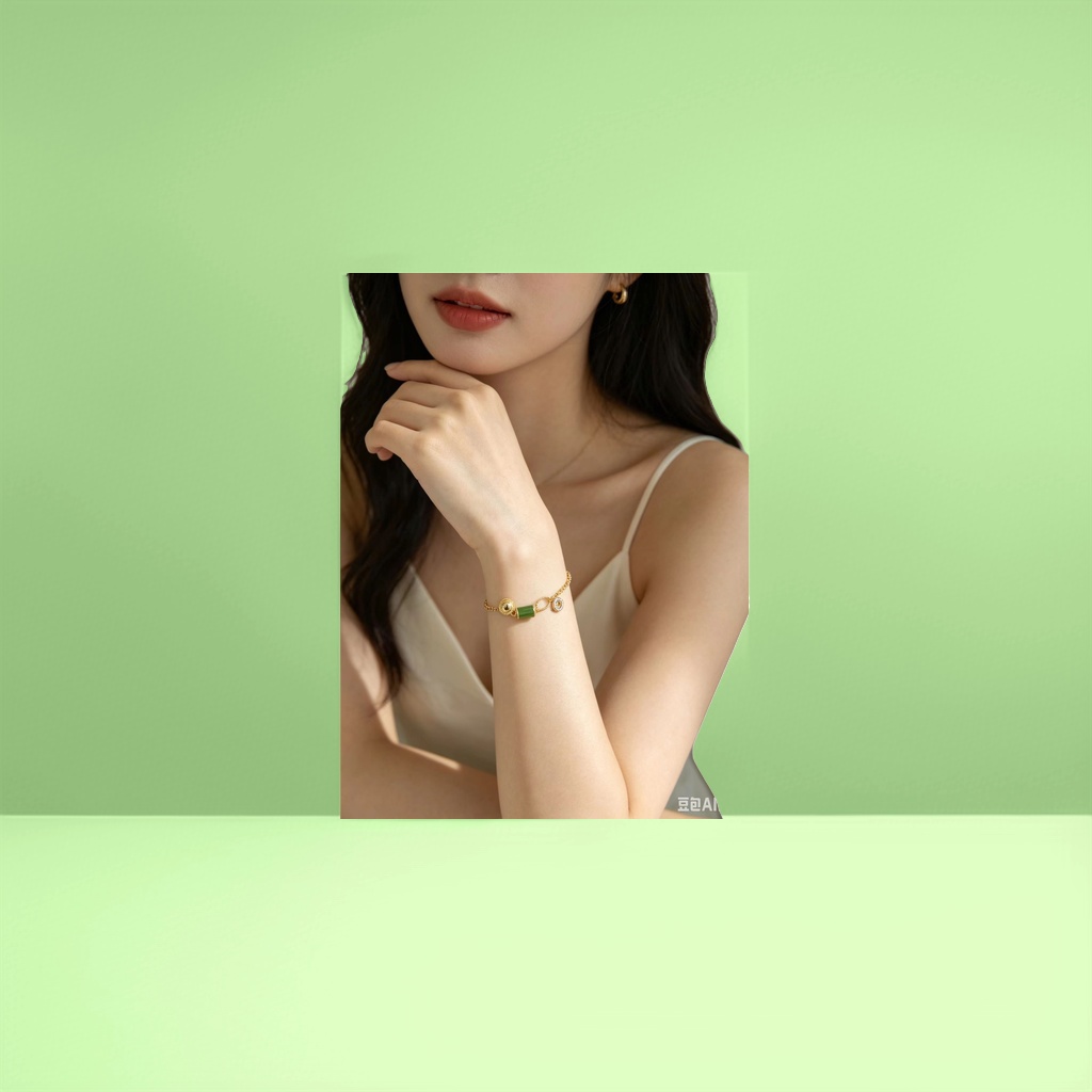 The golden bracelet with green gemstones for women's arm decoration is simple and fashionable details Picture