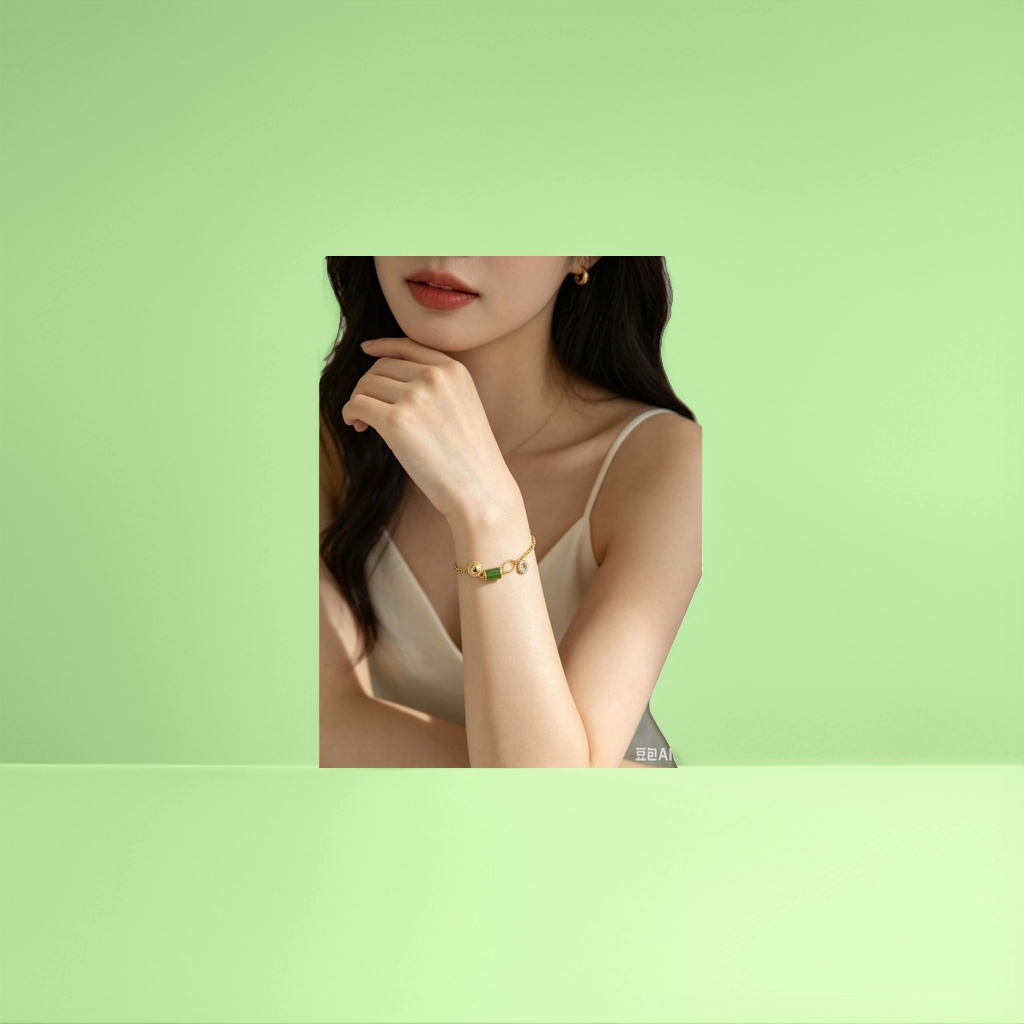 The golden bracelet with green gemstones for women's arm decoration is simple and fashionable Application Scenario