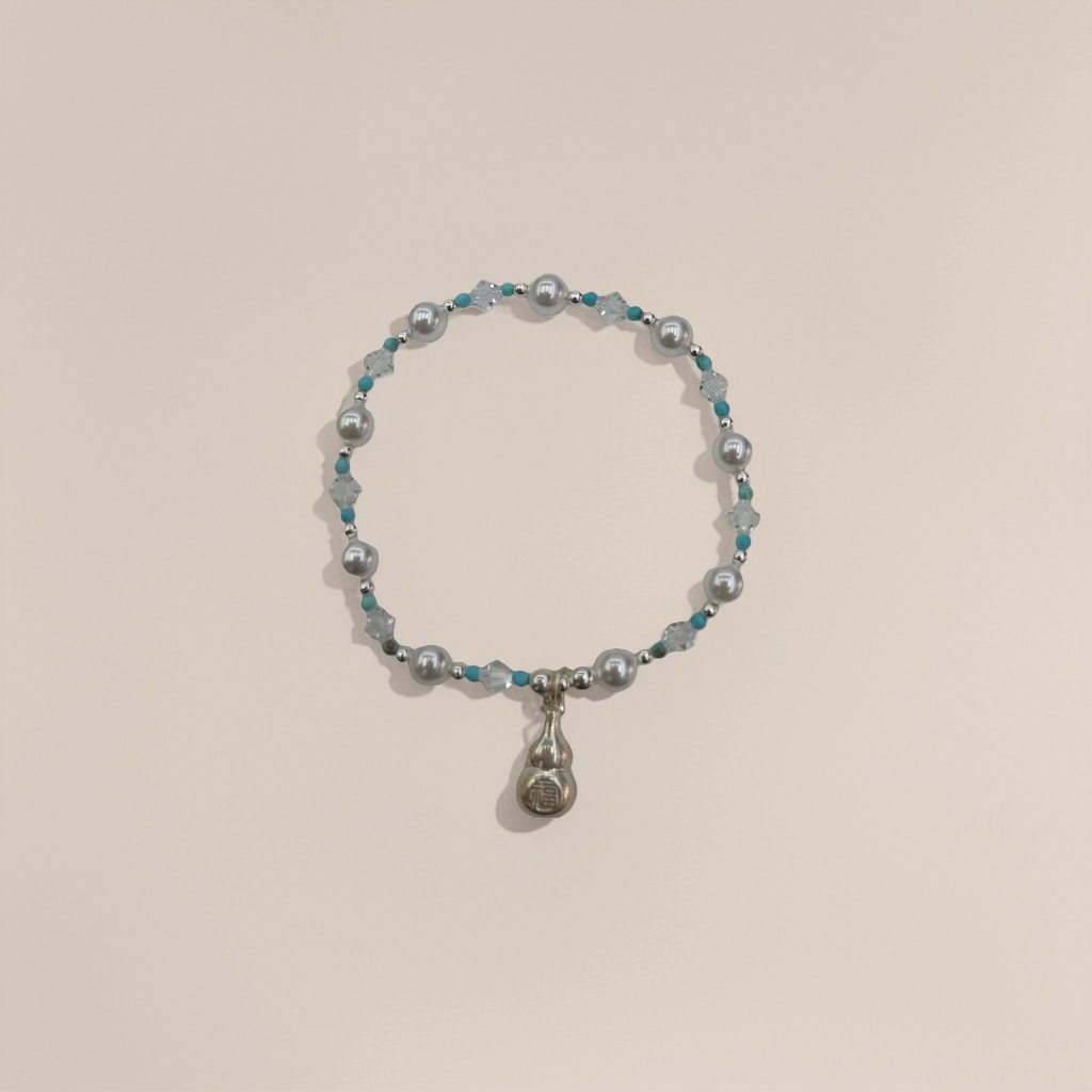 A 925 sterling silver fine chain bracelet is a light luxury accessory that women wear frequently in daily life details Picture