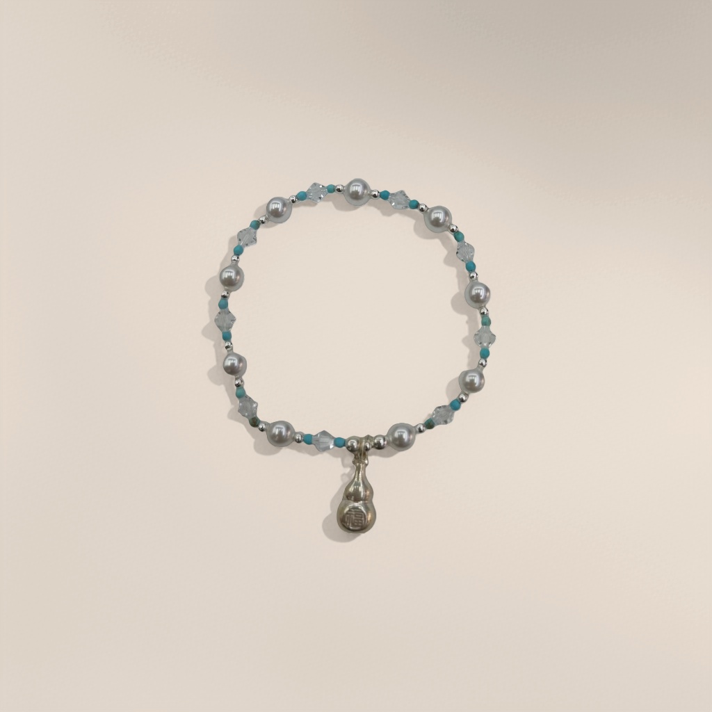 A 925 sterling silver fine chain bracelet is a light luxury accessory that women wear frequently in daily life