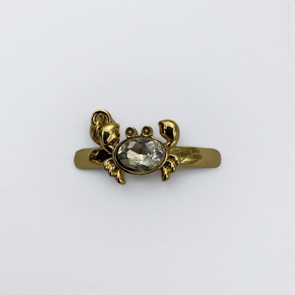 The golden crab-shaped ring is a fashionable and individual accessory with exquisite gold-plated rings