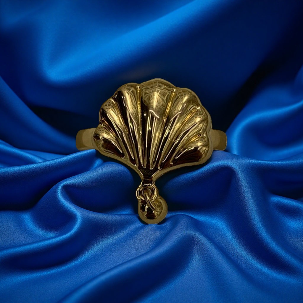 A fashionable and simple women's ring in the shape of a golden shell