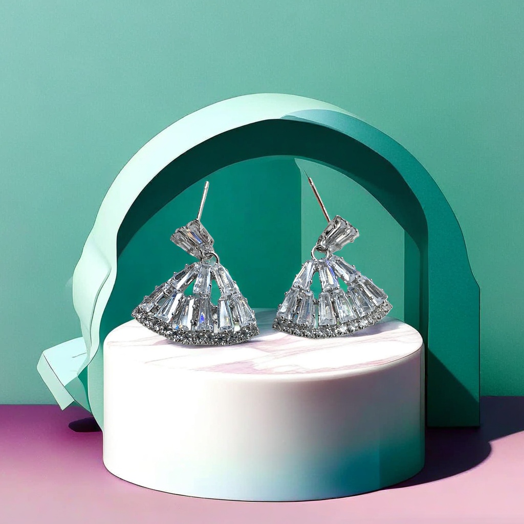 A pair of fashionable and simple earrings and light luxury alloy stud earrings for women