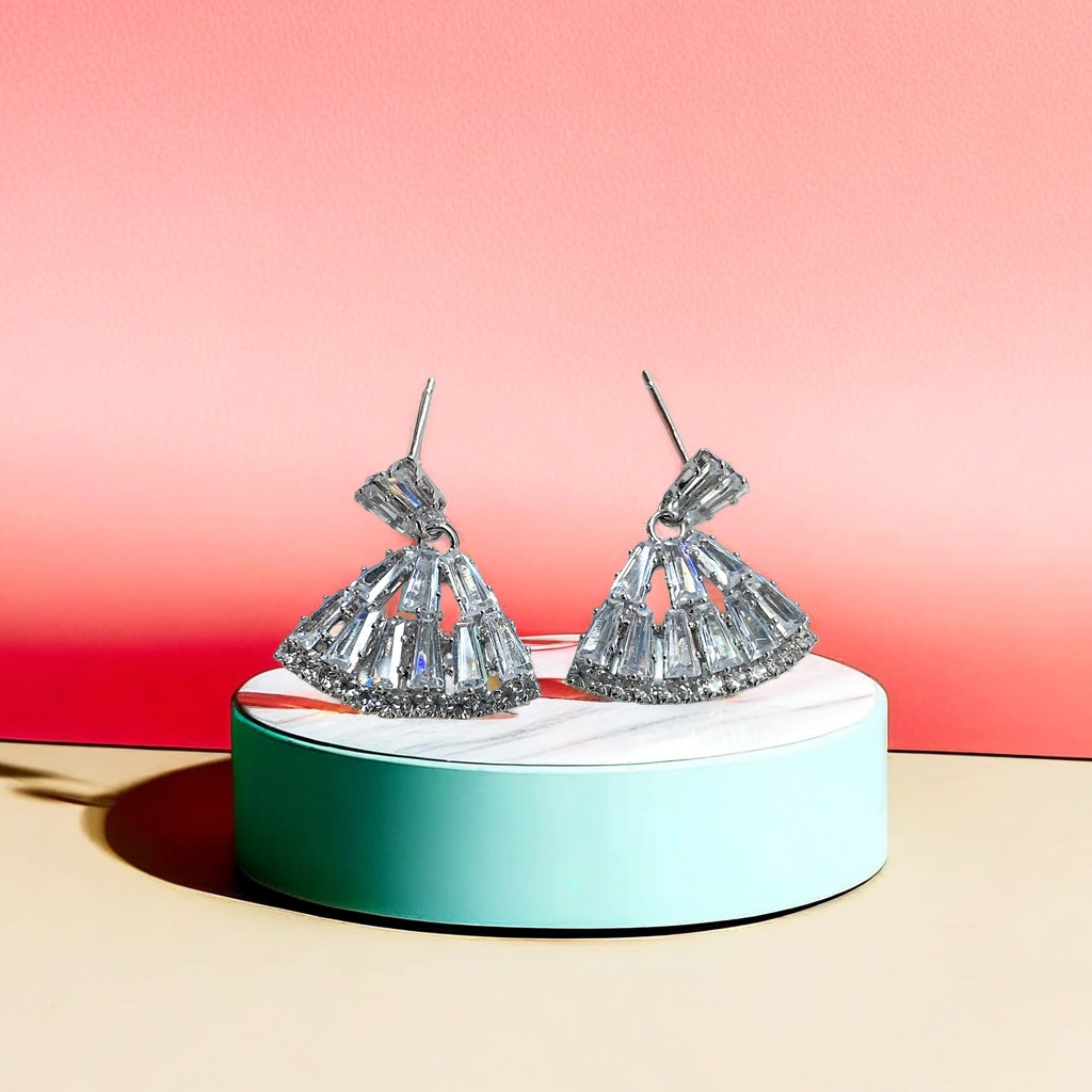 A pair of fashionable and simple earrings and light luxury alloy stud earrings for women